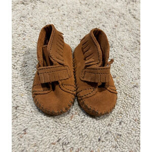 Minnetonka Moccasins infant size 1 Brown Leather FRONT STRAP FRINGE BOOTIE B23